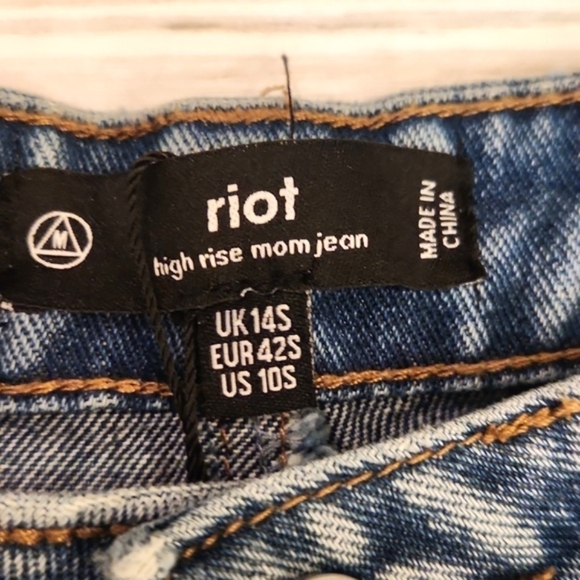 NWT Womens MISSGUIDED Riot high rise distressed mom jeans size 10S. - Picture 4 of 15